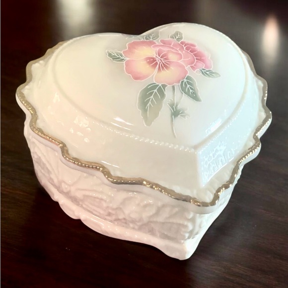 Vintage Signed Porcelain Trinket Music Box Heart Shape Victorian - Picture 3 of 6